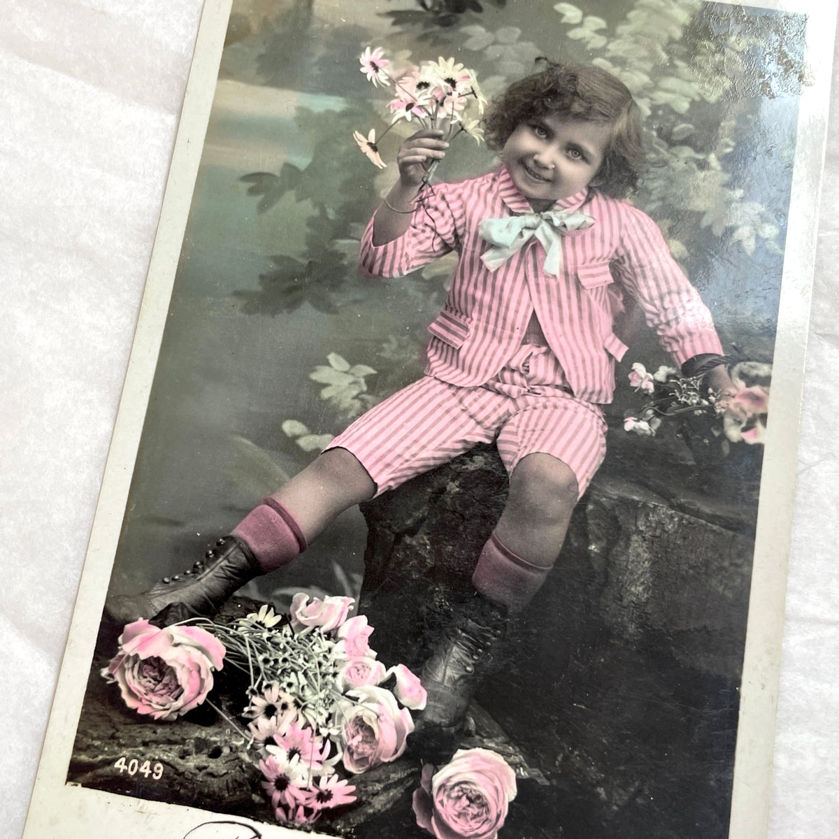 1900s - Vintage Postcard of Child with Flowers - Bonne Fête Greeting