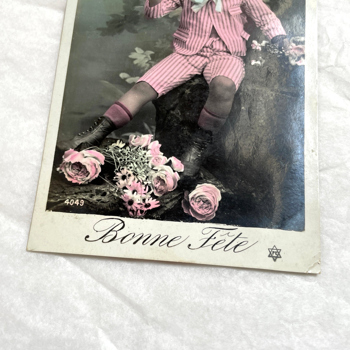 1900s - Vintage Postcard of Child with Flowers - Bonne Fête Greeting