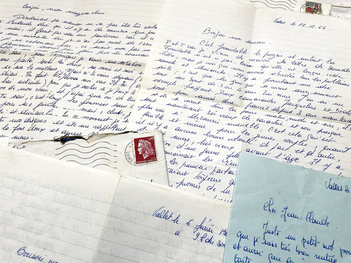 1960s - 5 or 10 letters between a French couple - French letters in their envelope