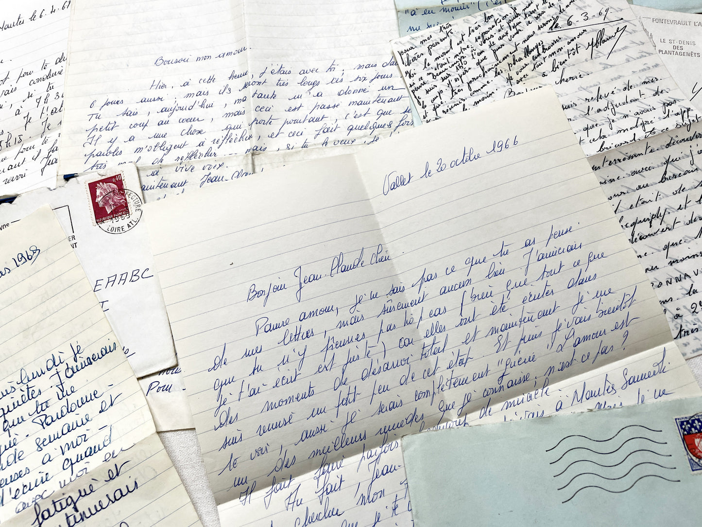 1960s - 5 or 10 letters between a French couple - French letters in their envelope