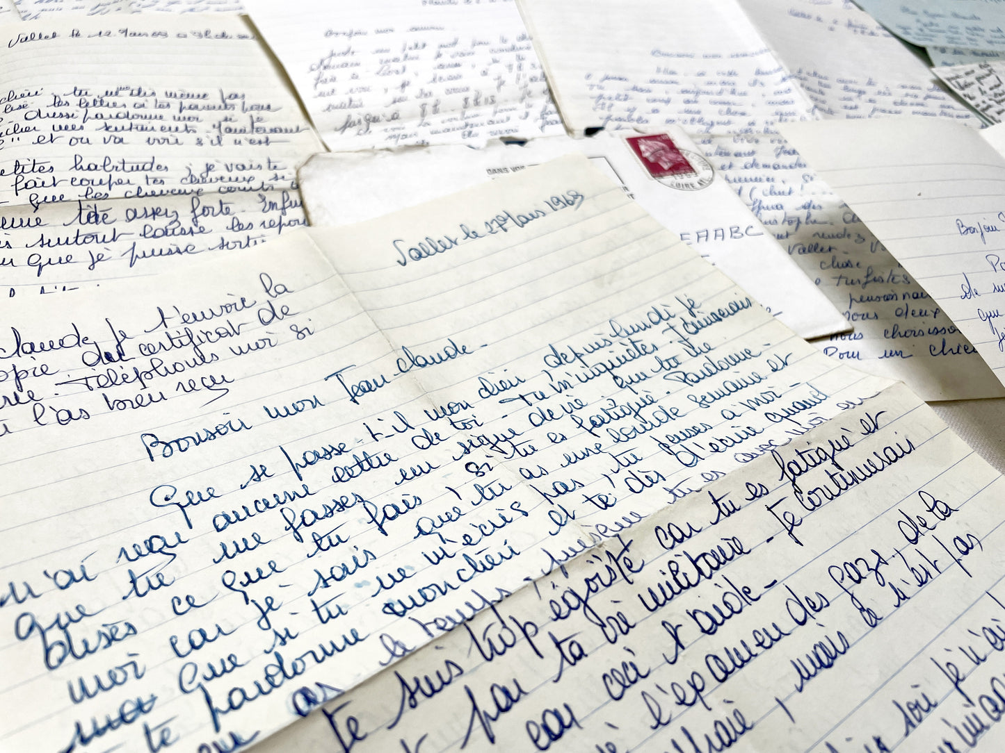 1960s - 5 or 10 letters between a French couple - French letters in their envelope