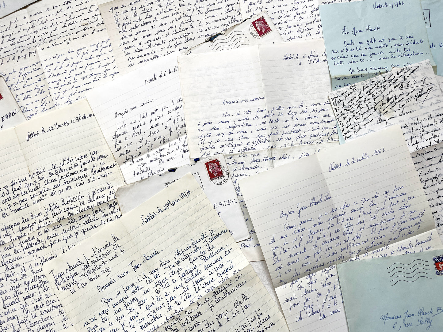 1960s - 5 or 10 letters between a French couple - French letters in their envelope
