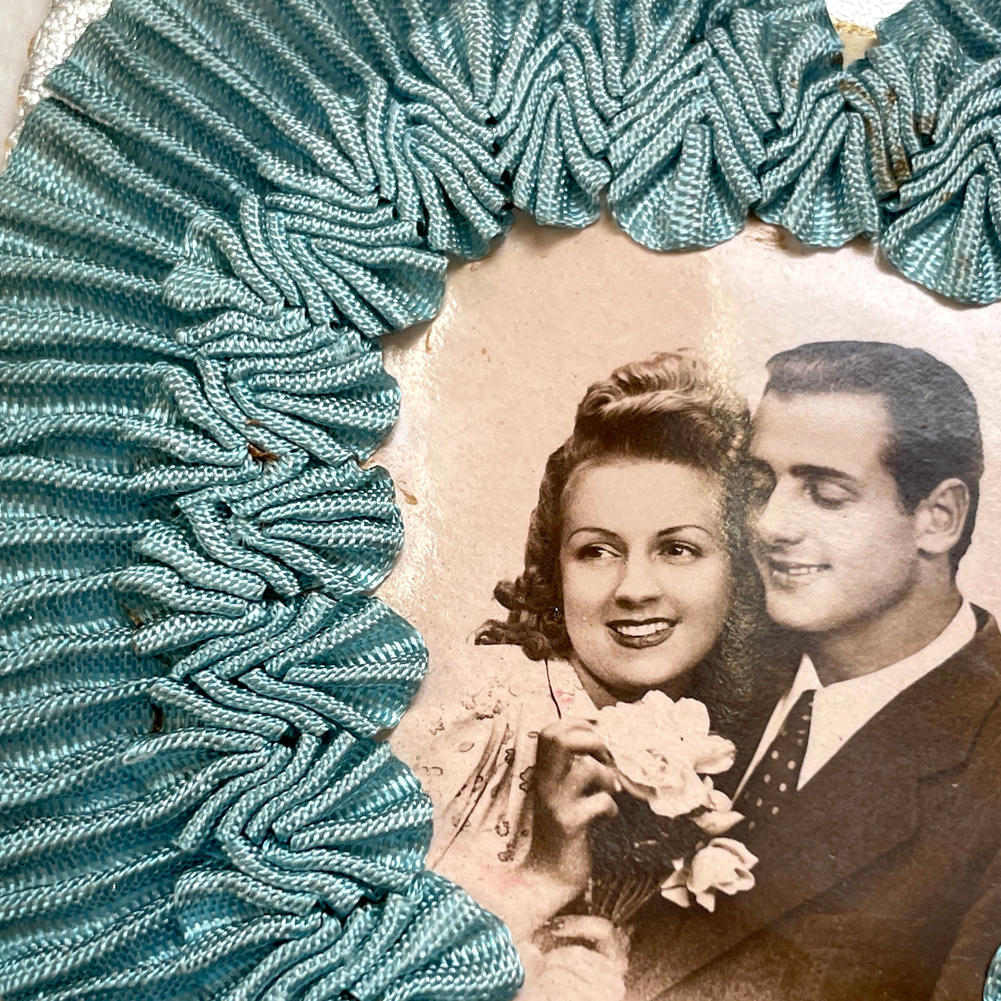 1940s French postcard with a sepia photo of a couple, framed by a blue ribbon heart and romantic French text.